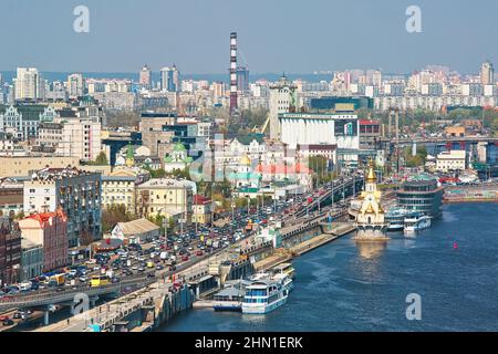 KIEV, UCRAINA - 24th aprile 2019: Vista sul distretto di Podil e Dnieper nella parte centrale della città Foto Stock