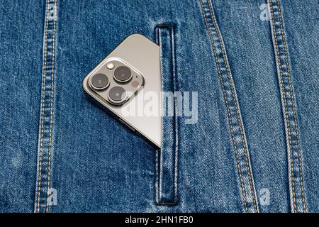 smartphone grigio che sporge dalla tasca dei jeans blu. Foto di alta qualità Foto Stock