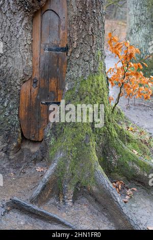 Porta fata. Arte pubblica al Plessey Woods Country Park, Northumberland, Regno Unito. Foto Stock