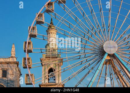 Ruota di ferro gigante in piazza Kontraktova a Kiev, Ucraina Foto Stock