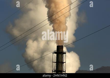 Camini industriali pesanti che producono fumo e fuoco. Illustrazione dell'inquinamento atmosferico e danni agli organi respiratori. Riscaldamento globale e industria del carbone Foto Stock