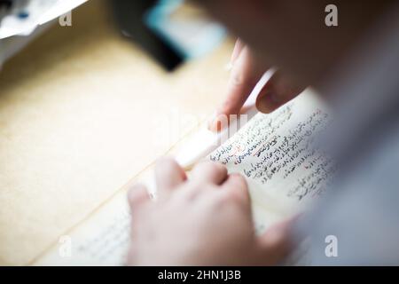 Ripristino di vecchie carte arabe nel laboratorio di scienza. Conservazione e restauro della carta. Lettere arabe su carta Foto Stock