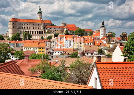 Vista sulla città di Mikulov nella Moravia meridionale, popolare destinazione di viaggio nella Repubblica Ceca Foto Stock