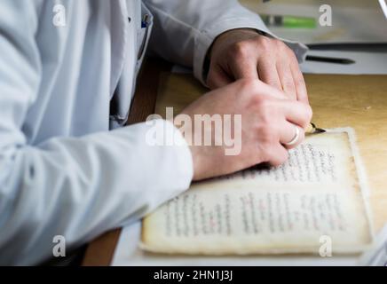 Ripristino di vecchie carte arabe nel laboratorio di scienza. Conservazione e restauro della carta. Lettere arabe su carta Foto Stock