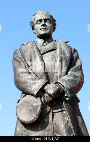 Statua commemorativa del capitano Robert Falcon Scott situata nel cantiere storico di Portsmouth, Portsmouth, Hampshire, Inghilterra, Regno Unito Foto Stock