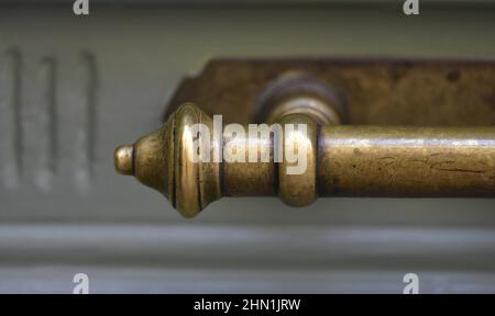 Vecchia casa neoclassica porta grigia in legno con un antico manico in ottone a Nafplio, Grecia. Foto Stock