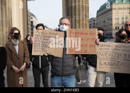 Berlino, Germania. 13th Feb 2022. Gli ucraini partecipano ad un raduno a Berlino il 13 febbraio 2022. I dimostranti hanno protestato contro la potenziale escalation della tensione tra Russia e Ucraina. Gli Stati Uniti avvertono della ''˜possibilità distinta' che la Russia invade l'Ucraina entro pochi giorni. Di conseguenza, gli Stati Uniti e i loro alleati hanno detto ai loro cittadini di lasciare immediatamente l’Ucraina. (Credit Image: © Michael Kuenne/PRESSCOV via ZUMA Press Wire) Credit: ZUMA Press, Inc./Alamy Live News Foto Stock