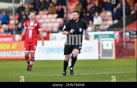 Arbitro Brett Huxtable durante la Sky Bet League due partite tra Crawley Town e Hartlepool Uniti al People's Pension Stadium , Crawley , Regno Unito - 12th Febbraio 2022 - solo per uso editoriale. Nessun merchandising. Per le immagini Football si applicano restrizioni fa e Premier League inc. Nessun utilizzo di Internet/cellulare senza licenza FAPL - per i dettagli contattare Football Dataco Foto Stock