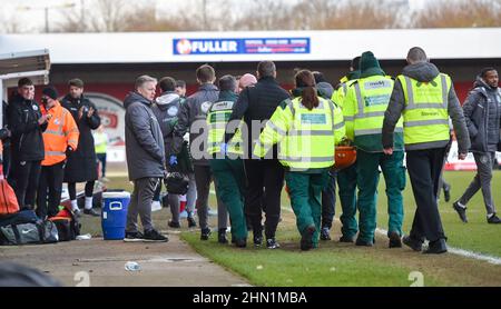 Il direttore di Crawley John Yems sulla sinistra mostra preoccupazione come James Tilley è allargato fuori nella seconda metà durante la partita della Sky Bet League due tra Crawley Town e Hartlepool Uniti al People's Pension Stadium , Crawley , Regno Unito - 12th febbraio 2022 Foto Stock