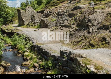 Valle a Nidderdale, Inghilterra, con l'ex sito di una fiorente miniera di piombo e le rovine di un mulino di fusione sulle rive di Ashfoldside Beck. Foto Stock