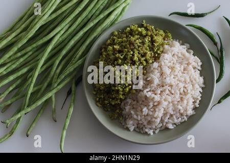 Fagioli lunghi e torano bollito. Un contorno vegetariano di kerala pasti preparati con fagioli lunghi e moong bollito mescolano fritto con cocco speziato. Servito Foto Stock