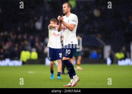 Londra, Regno Unito. 13th Feb 2022. Harry Kane di Tottenham Hotspur aggancia i fan dopo il gioco. Premier League Match, Tottenham Hotspur v Wolverhampton Wanderers al Tottenham Hotspur Stadium di Londra domenica 13th febbraio 2022. Questa immagine può essere utilizzata solo a scopo editoriale. Solo per uso editoriale, licenza richiesta per uso commerciale. Nessun uso in scommesse, giochi o un singolo club/campionato/player pubblicazioni. pic di Steffan Bowen/Andrew Orchard sport fotografia/Alamy Live news credito: Andrew Orchard sport fotografia/Alamy Live News Foto Stock