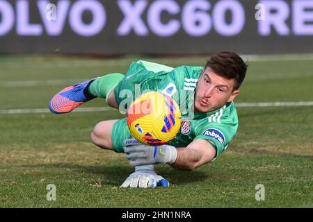 Empoli, Italia. 13th Feb 2022. Alessio Cragno (Cagliari Calcio) durante Empoli FC vs Cagliari Calcio, Campionato italiano di calcio A match a Empoli, Italia, Febbraio 13 2022 Credit: Agenzia indipendente per la fotografia/Alamy Live News Foto Stock