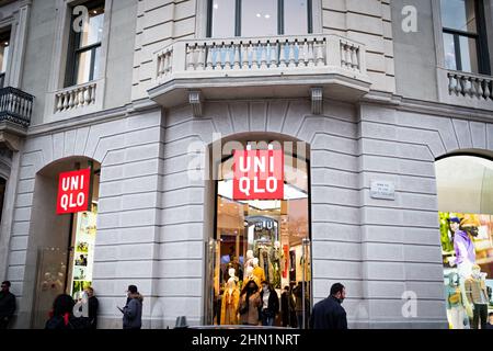 Spagna. 12th Feb 2022. Il 12 febbraio 2022 la gente passa davanti a un negozio di abbigliamento e abbigliamento Uniqlo nel centro di Barcellona, in Spagna. (Foto di Davide Bonaldo/Sipa USA) Credit: Sipa USA/Alamy Live News Foto Stock