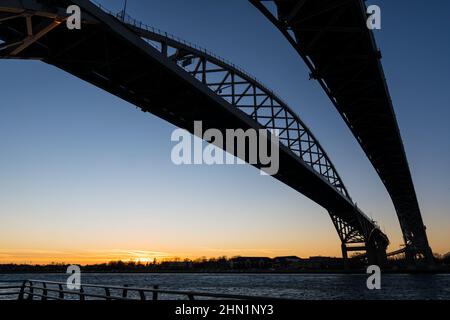 Blue Water Bridge a Sarnia, Ontario, Canada da sotto di notte. Un confine internazionale che attraversa il ponte sospeso. Foto Stock