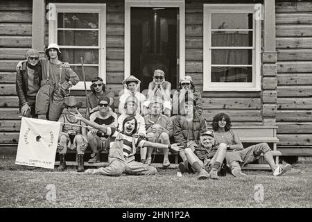 Un gruppo di giovani uomini che si divertono in un giorno libero da un lavoro estivo al Camp Cadet dell'Esercito a Banff, Alberta, Canada 1972. Monocromo, bianco e nero Foto Stock