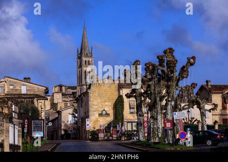 Saint Emilion è una città medievale nel sud-ovest della Francia, circondata da vigneti. La chiesa monolitica è stata dichiarata dall'UNESCO un sito patrimonio dell'umanità. Foto Stock