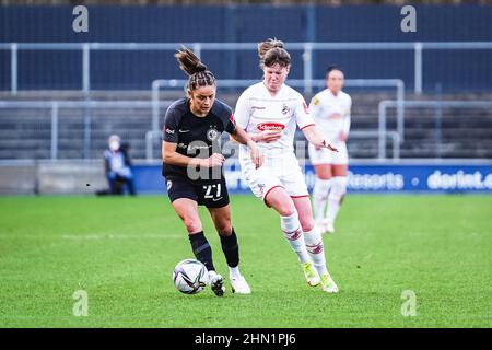Colonia, Germania. 13th Feb 2022. Colonia, Germania, febbraio 13th Laura Feiersinger (27 Francoforte) e Adriana Achcinska (9 Koeln) durante la partita di flyeralarm Frauen-Bundesliga 2021/2022 tra il 1. FC Koeln e Eintracht Francoforte al Franz-Kremer-Stadium di Colonia, Germania. Norina Toenges/Sports Press Phot Credit: SPP Sport Press Photo. /Alamy Live News Foto Stock
