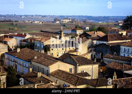 Saint Emilion è una città medievale nel sud-ovest della Francia, circondata da vigneti. La chiesa monolitica è stata dichiarata dall'UNESCO un sito patrimonio dell'umanità. Foto Stock