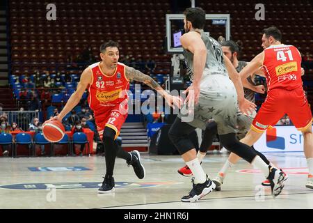 Milano, Italia. 13th Feb 2022. Carlos Delfino (Carpegna Pesaro) durante AX Armani Exchange Milano vs Carpegna Prosciutto Pesaro, Campionato Italiano di Basket a Serie a Milano, Italia, Febbraio 13 2022 Credit: Independent Photo Agency/Alamy Live News Foto Stock