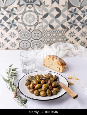 Primo piano di olive nel piatto Foto Stock