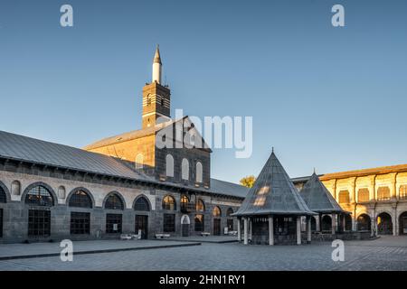 Diyarbakir Grande moschea all'alba, Turchia orientale Foto Stock