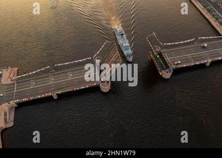 Il paesaggio aereo della nave da guerra passa sotto un ponte levatoio del Palazzo rialzato, vista dall'alto, colore nero dell'acqua, il fiume Neva prima della vacanza dei russi Foto Stock