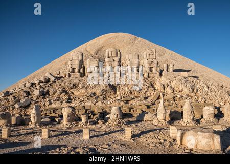 Statue antiche sul monte Nemrut all'alba, Turchia Foto Stock