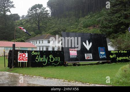 Maori occupano e protestano contro la vendita di terreni con proprietà contestata a Shelly Bay, Wellington, Nuova Zelanda, 13 febbraio 2022 Foto Stock