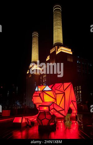 La centrale elettrica di Battersea mostra Digital Origami Tigers by LAVA (laboratorio per l'architettura Visionaria) come parte dello spettacolo di luci del 20221/2022 Foto Stock