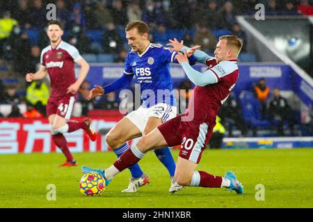 Leicester, Regno Unito. 13th febbraio 2022; King Power Stadium, Leicester, Leicestershire, Inghilterra; Premier League Football, Leicester City versus West Ham United; Jarrod Bowen of West Ham United appiccicala Kiernan Dewsbury-Hall of Leicester City Credit: Action Plus Sports Images/Alamy Live News Foto Stock