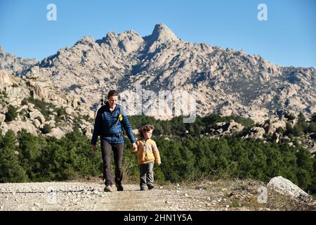 Escursioni in famiglia in montagna. Una madre e suo figlio si prendono un'escursione insieme in montagna Foto Stock