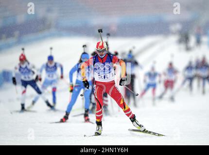 Zhangjiakou, la provincia cinese di Hebei. 13th Feb 2022. Tang Jialin della Cina compete durante l'inseguimento delle donne del biathlon 10km al centro nazionale di Biathlon a Zhangjiakou, provincia di Hebei della Cina del nord, 13 febbraio 2022. Credit: Zhan Yan/Xinhua/Alamy Live News Foto Stock