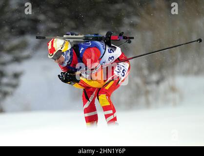 Zhangjiakou, la provincia cinese di Hebei. 13th Feb 2022. Tang Jialin della Cina compete durante l'inseguimento delle donne del biathlon 10km al centro nazionale di Biathlon a Zhangjiakou, provincia di Hebei della Cina del nord, 13 febbraio 2022. Credit: Zhan Yan/Xinhua/Alamy Live News Foto Stock