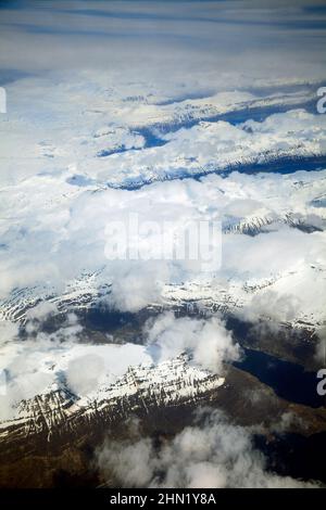 Islanda, vista aerea dall'aereo, che mostra la natura selvaggia interna delle montagne innevate, a maggio Foto Stock