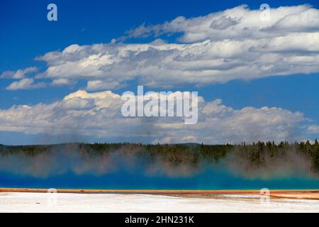 Vapore che sale dalla primavera prismatica Grand, dal bacino del geyser Midway, da Yellowstone NP, Wyoming Foto Stock