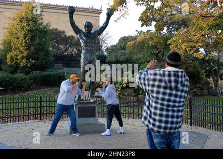 I visitatori hanno le loro foto scattando di fronte alla statua del pugile Rocky Balboa vicino al Philadelphia Museum of Art.Philadelphia.Pennsylvania.USA Foto Stock