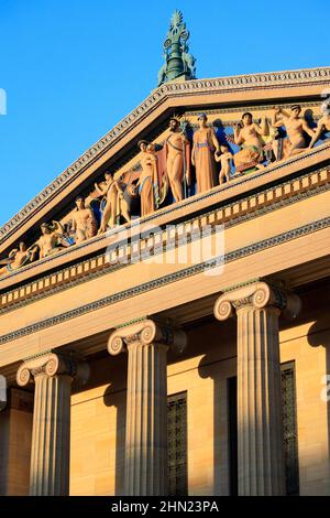 Frontone con scultura policroma di Jennewein e Solon sull'ala nord, all'ingresso est del Philadelphia Museum of Art.Philadelphia.Pennsylvania.USA Foto Stock