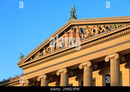 Frontone con scultura policroma di Jennewein e Solon sull'ala nord, all'ingresso est del Philadelphia Museum of Art.Philadelphia.Pennsylvania.USA Foto Stock