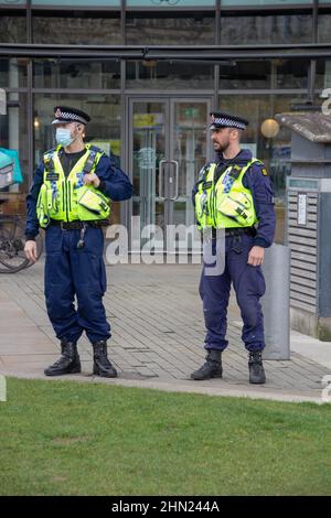 Due agenti di polizia nel centro di Manchester Foto Stock