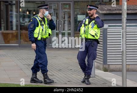 Due agenti di polizia nel centro di Manchester Foto Stock