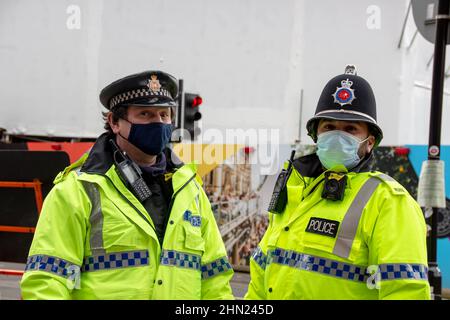 Due agenti di polizia nel centro di Manchester Foto Stock