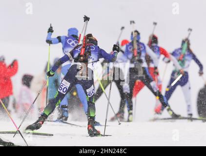 Zhangjiakou, la provincia cinese di Hebei. 13th Feb 2022. Gli atleti si sfidano durante l'inseguimento delle donne del biathlon 10km al National Biathlon Centre di Zhangjiakou, nella provincia di Hebei della Cina settentrionale, il 13 febbraio 2022. Credit: Ding Ting/Xinhua/Alamy Live News Foto Stock