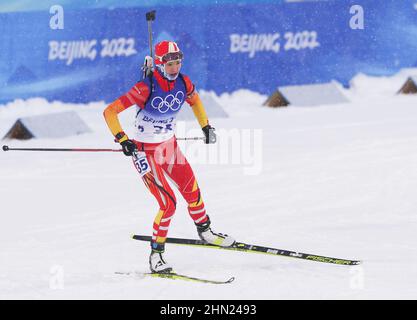 Zhangjiakou, la provincia cinese di Hebei. 13th Feb 2022. Tang Jialin della Cina compete durante l'inseguimento delle donne del biathlon 10km al centro nazionale di Biathlon a Zhangjiakou, provincia di Hebei della Cina del nord, 13 febbraio 2022. Credit: Ding Ting/Xinhua/Alamy Live News Foto Stock