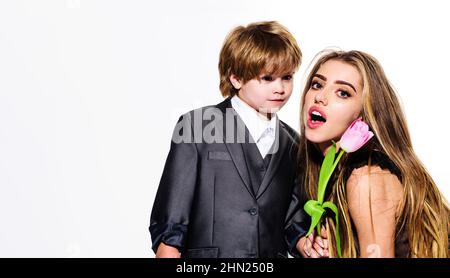 Buon giorno delle madri. Figlio si congratula con la madre e dà tulipani. Vacanza in famiglia e convivenza. Foto Stock