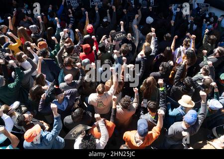 Austin, Texas, Stati Uniti. 13th Feb 2022. Folle di persone sollevano i loro pugni come rappresentante degli Stati Uniti Alexandria Ocasio-Cortez (AOC) campagne per il candidato democratico Greg Casar in un nuovo Texas District 35 nel Texas centrale. AOC e Casar (Credit Image: © Bob Daemmrich/ZUMA Press Wire) Foto Stock