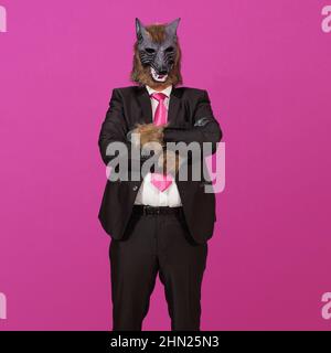 Un lupo mannaro costume per Halloween o carnevale Foto stock - Alamy