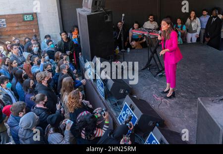 Austin, Texas, Stati Uniti. 13th Feb 2022. Il rappresentante degli Stati Uniti Alexandria Ocasio-Cortez (AOC) parla ad alcune centinaia di tifosi mentre fa campagne per il candidato democratico Greg Casar in un nuovo distretto del Texas 35 nel Texas centrale. AOC e Casar (Credit Image: © Bob Daemmrich/ZUMA Press Wire) Foto Stock