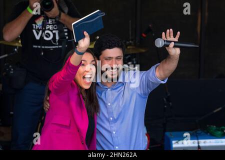 Austin, Texas USA, 13th Feb, 2022. Il rappresentante degli Stati Uniti ALEXANDRIA OCASIO-CORTEZ (AOC), (D-New York) fa la comparsa al rally campagna per il candidato Greg Casar, un progressivo che corre nella primaria democratica per il Texas Congressional District 35 nel Texas centrale. Credit: Bob Daemmrich/Alamy Live News Foto Stock