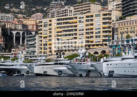 Un sacco di grandi yacht sono nel porto di Monaco al giorno di sole, megayachts sono ormeggiati nel porto turistico, è uno yacht show, Monte Carlo, immobiliare case è on Foto Stock